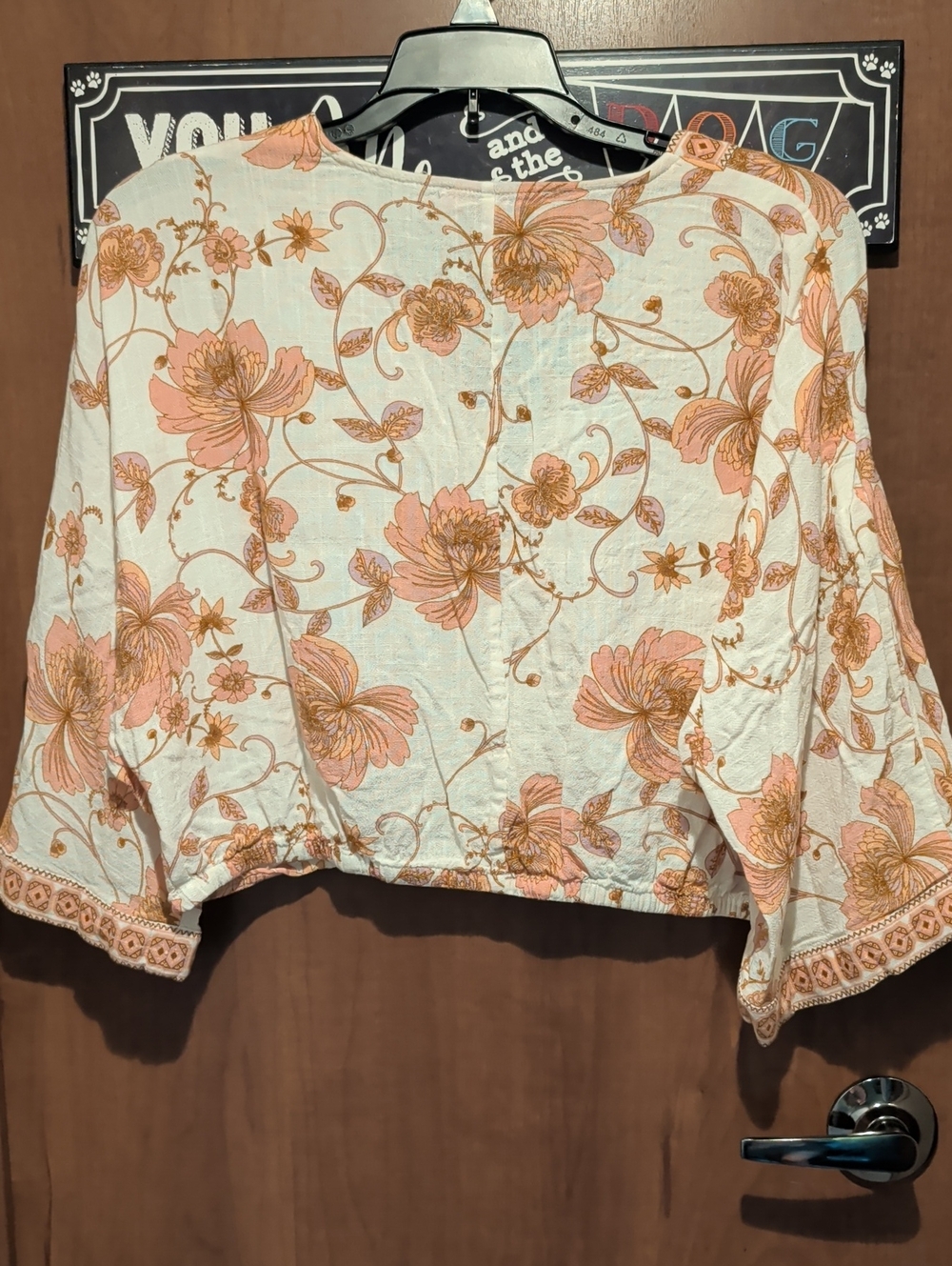 Rose & Olive Resort Peach Floral Cropped V-Neck Top - Picture 5 of 6
